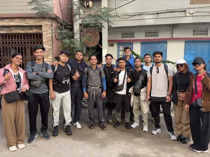 Large group of travellers before a trek